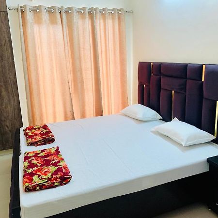 Tranquil Appartement Benares Buitenkant foto
