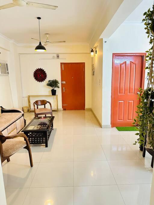 Tranquil Appartement Benares Buitenkant foto